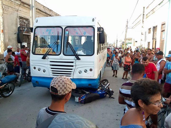Ómnibus local en Manzanillo impacta a joven motorista