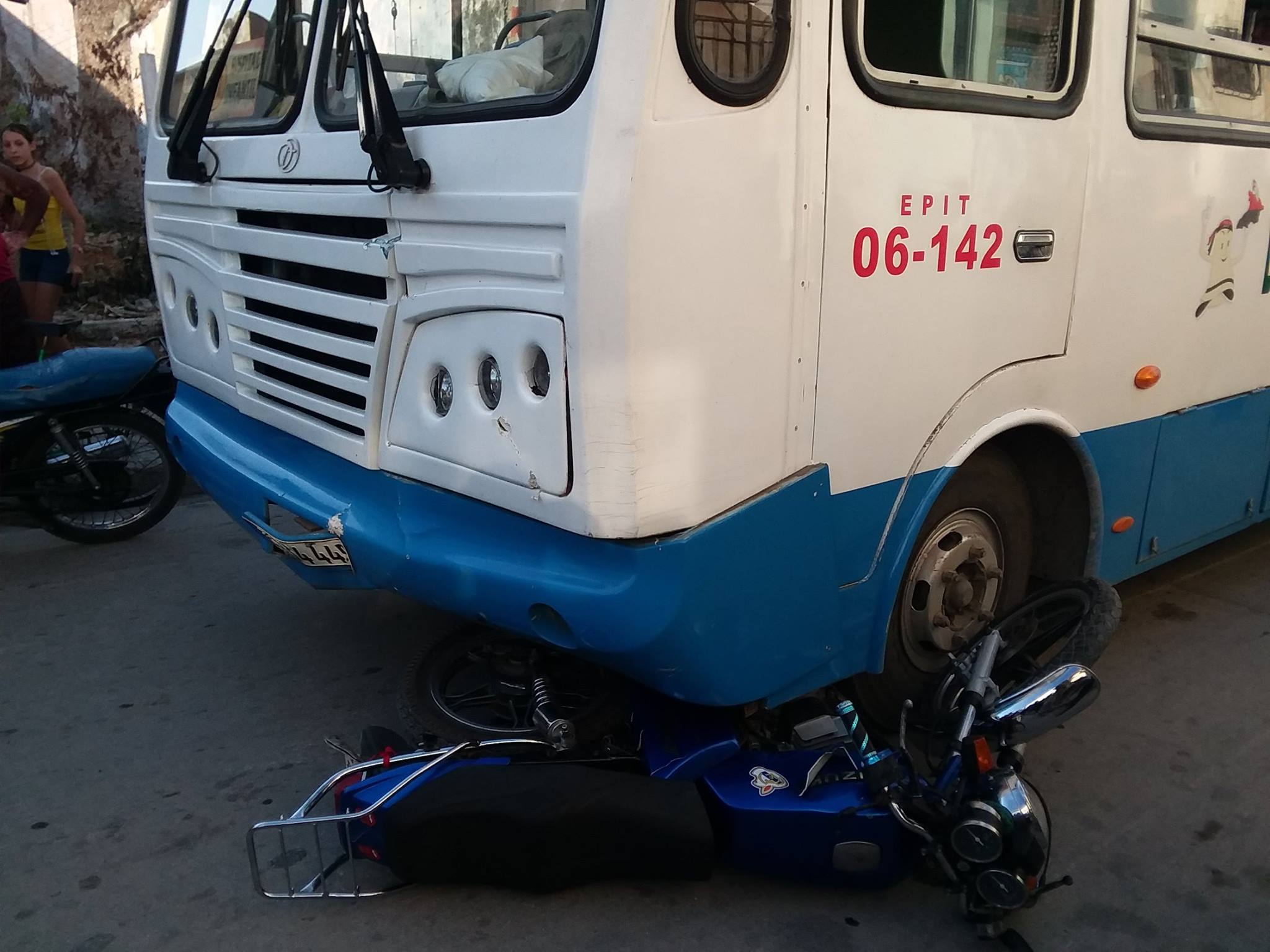 Ómnibus local en Manzanillo impacta a joven motorista