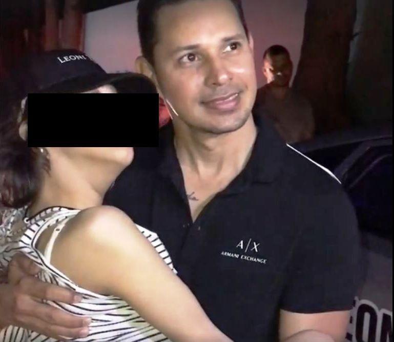 Leoni Torres carga a una niña