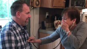 Madre se emociona tras escuchar el corazón de su hijo