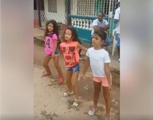 Niñas cubanas bailan