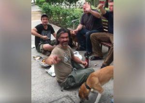 Osmani García reparte comida