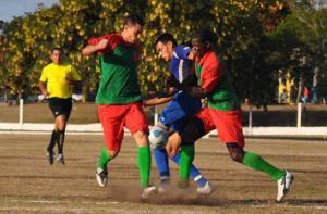 Árbitro recibe golpiza de jugadores