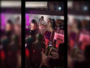 Mujeres se desnudan para ganar entrada a concierto