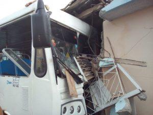 Camión impactó a un ómnibus