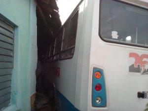 Camión impactó a un ómnibus