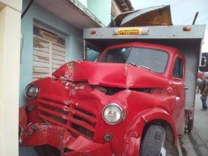 Camión impactó a un ómnibus