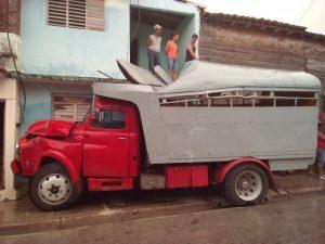 Camión impactó a un ómnibus