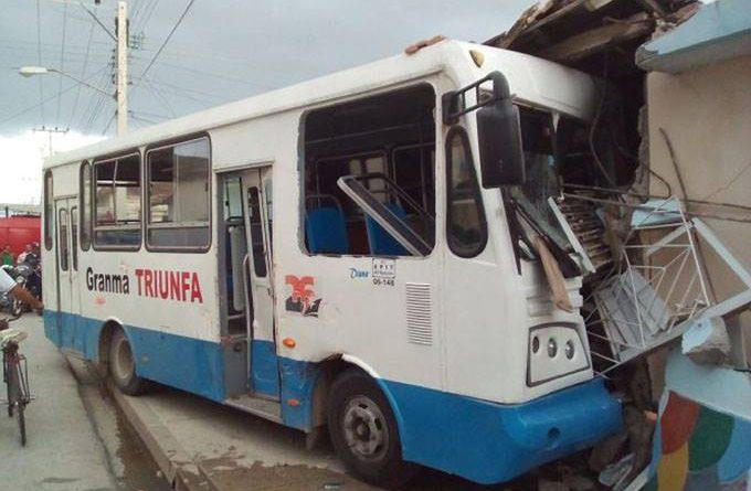 Camión impactó a un ómnibus