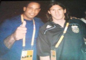 Michel Enríquez junto a Lionel Messi