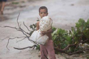 Niño cubano sostiene un busto de José Martí