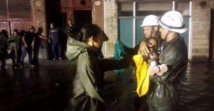 Rescatan niña en un edificio