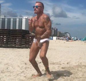 Gianluca Vacchi baila