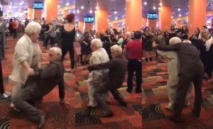 pareja de ancianos bailando