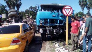 locomotora contra un camión