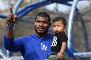 Yasiel Puig y su hijo Daniel Sebastian