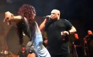 se roba el show