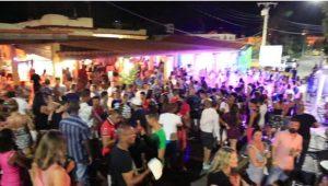 Policía y jóvenes cubanos