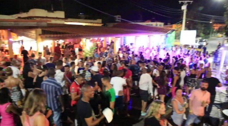 Policía y jóvenes cubanos
