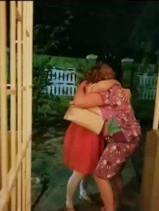 Cubana se reencuentra con sus padres