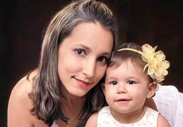 doctora cubana con su bebé
