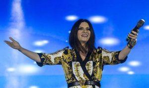 Laura Pausini con policías cubanos