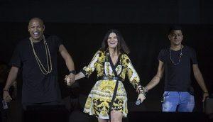 Laura Pausini con policías cubanos