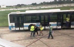 golpean a dos venezolanas