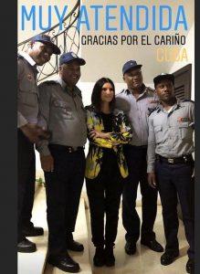 Laura Pausini con policías cubanos