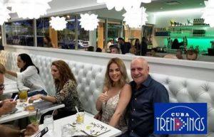 Haniset y Carlos Otero en un restaurante