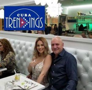 Haniset y Carlos Otero en un restaurante