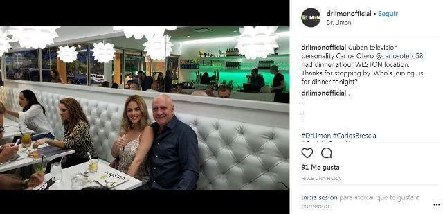 Haniset y Carlos Otero en un restaurante