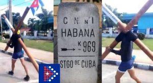 A pie y con una cruz a cuestas