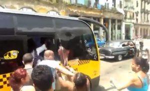 Mujeres son golpeadas por un hombre