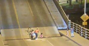 cae por un puente elevadizo
