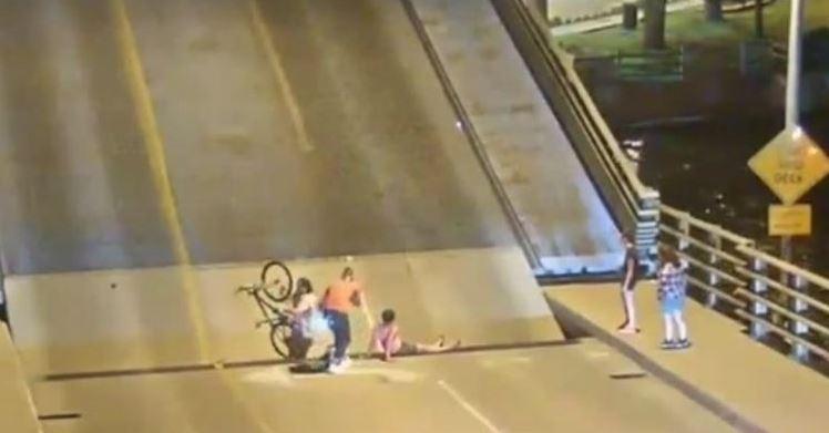 cae por un puente elevadizo