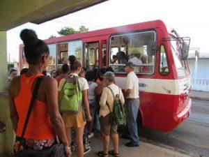 ómnibus Diana se vuelca en Cienfuegos