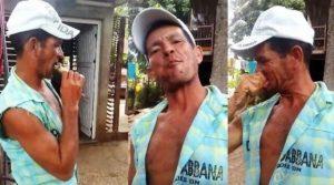 comiéndose una rana viva
