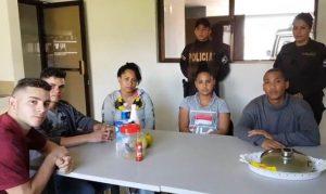 cinco jóvenes cubanos que van rumbo a Estados Unidos