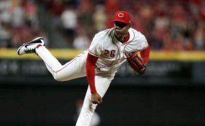 Raisel Iglesias firma contrato