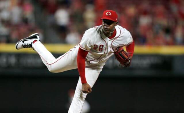 Raisel Iglesias firma contrato