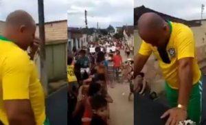 larga procesión de personas
