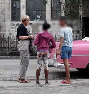 niños cubanos piden dinero a los turistas