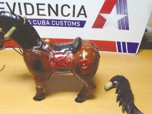 cápsulas y caballitos de madera