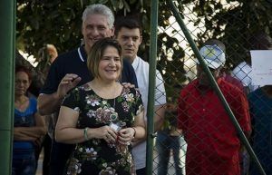 Díaz-Canel hace cola