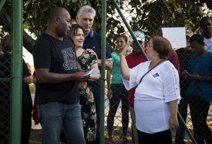 Díaz-Canel hace cola