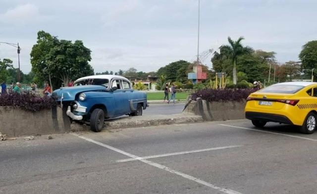 almendrón se impacta contra un muro