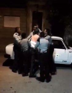policías cubanos abofetean a un joven