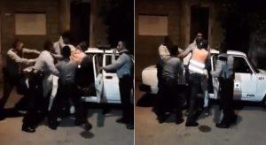 policías cubanos abofetean a un joven