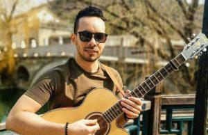cubano toca el Tres en China
